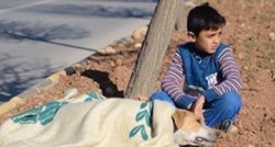 Iako ima samo 8 godina, ima veliko srce i ostao je uz psa dok nije došla pomoć